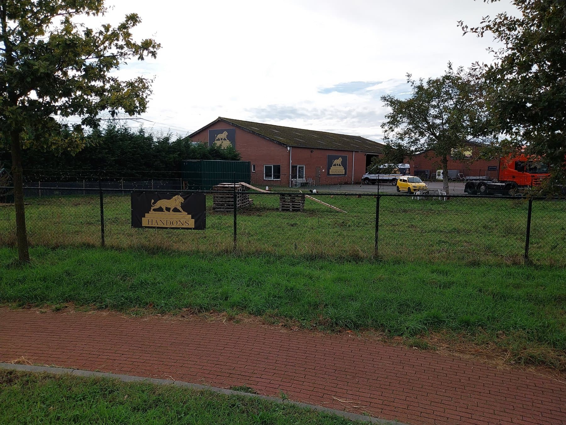Het pand van Handons aan de Heerenweg 3 in Maasbracht.